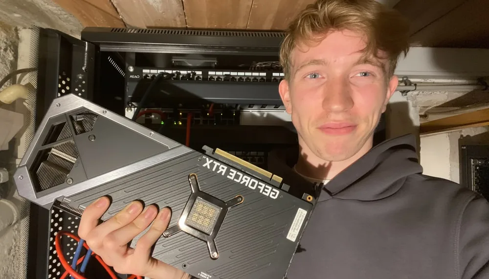 Lionel Pillich, Gründer von ContextMAP, am selbst gebauten KI-Server in Rastatt